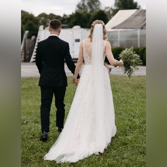 Sheer Soft 6ft Wedding Veil in Light Ivory — Bonus New Garter Included - Picture 3 of 10